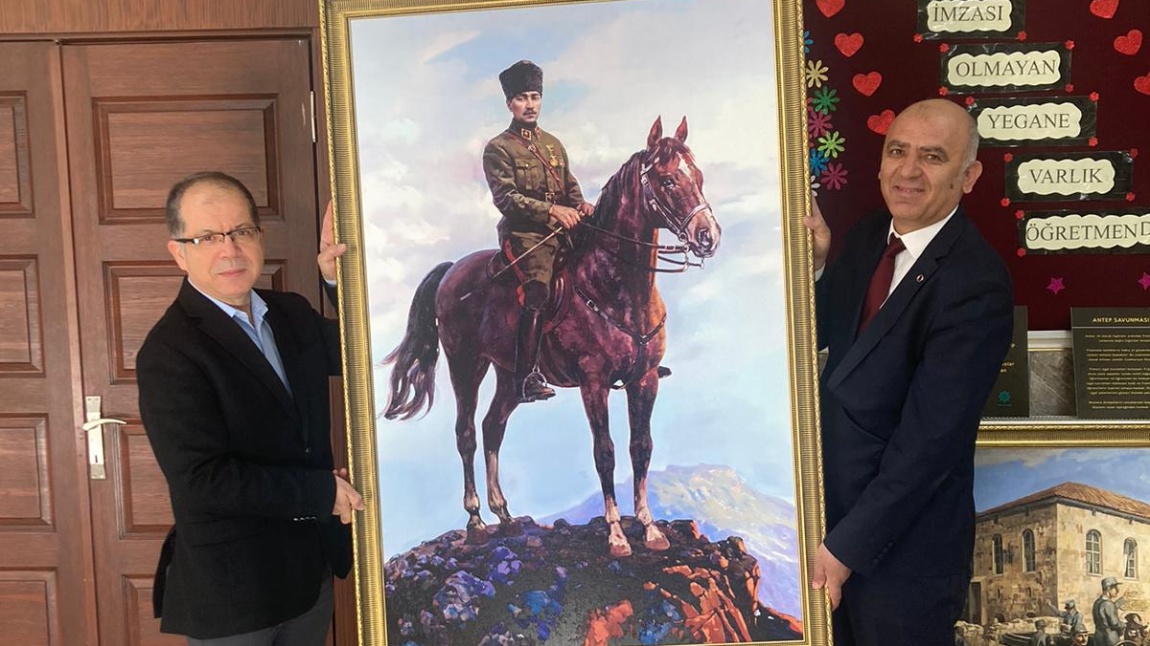 Atatürk' ün at üzerindeki portresi ile Antep Savunmasınaki Şeker Olayını betimleyen kıymetli tablolar okulumuzdaki yerlerini aldı.